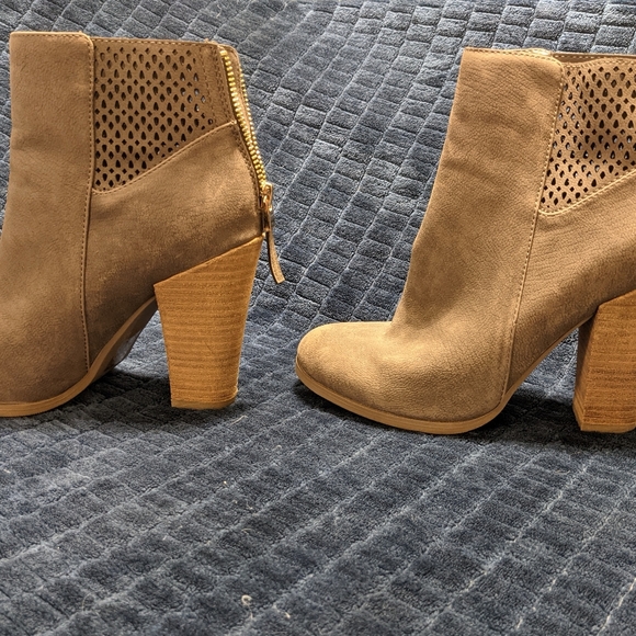 Size 7 - Never Worn - Grey Booties by Spring - Picture 3 of 6